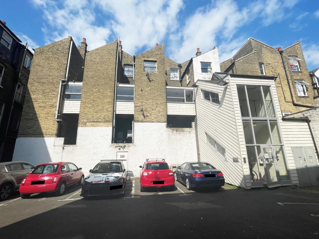 Lot: 50 - TOWN CENTRE TWO-BEDROOM FLAT -
